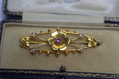 Lot 146 - A gold brooch and cameo jewellery.