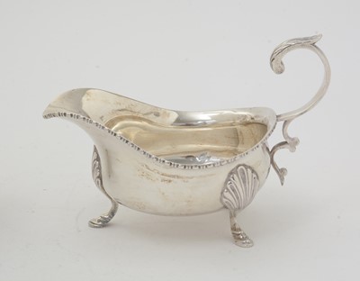Lot 167 - A pair of George V silver sauceboats