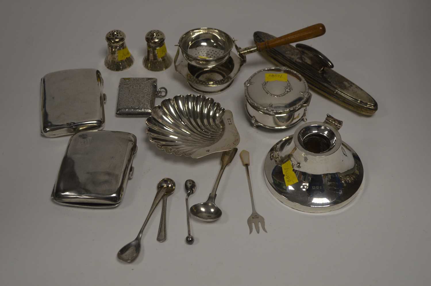 Lot 162 - A selection of silver items