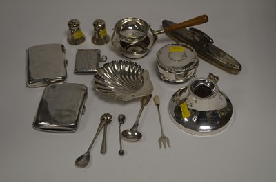 Lot 162 - A selection of silver items