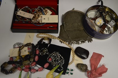 Lot 163 - A small quantity of costume jewellery