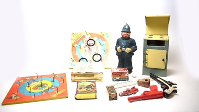 Lot 192 - A selection of vintage toys, games and collectibles