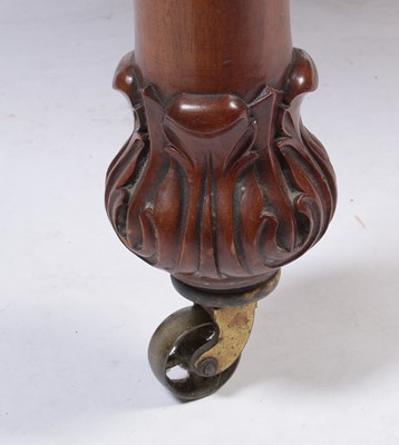 Lot 1092 - Victorian extending mahogany dining table