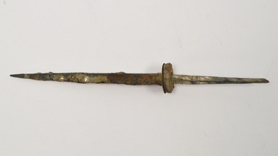 Lot 680 - A 15th century rondel dagger