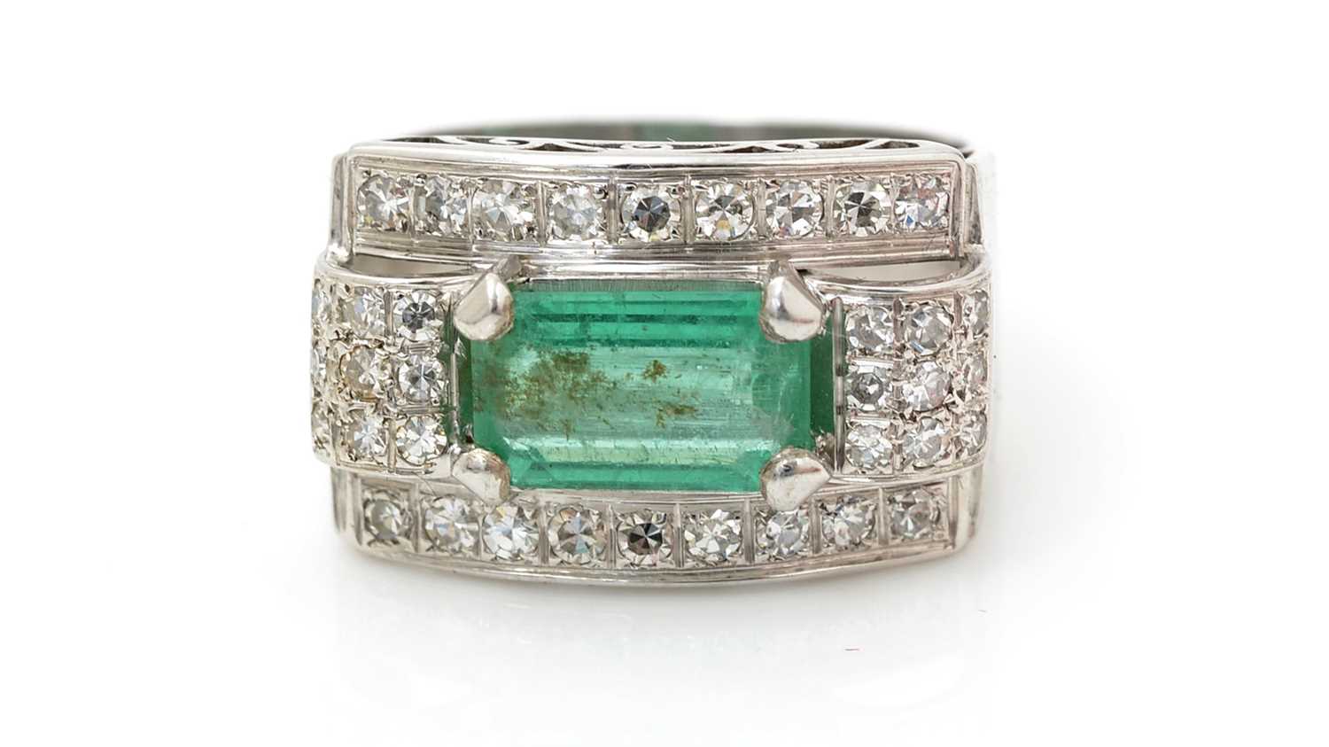 Lot 508 - An emerald and diamond Art Deco style ring