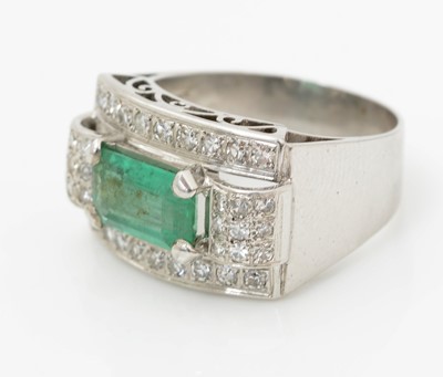 Lot 508 - An emerald and diamond Art Deco style ring