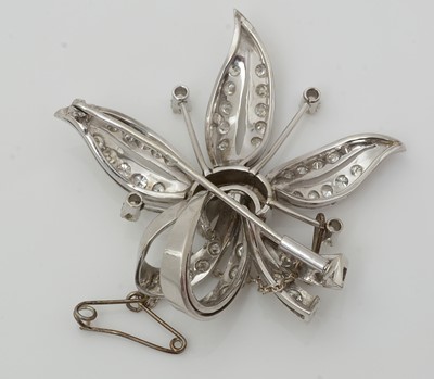 Lot 509 - A diamond floral spray brooch
