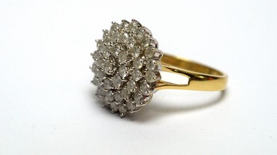 Lot 122 - A diamond cluster ring