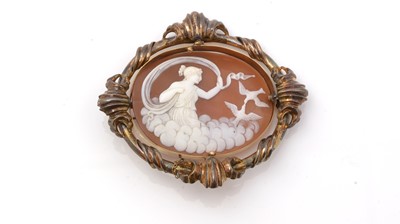 Lot 128 - A carved shell cameo brooch