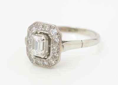 Lot 451 - A diamond cluster ring
