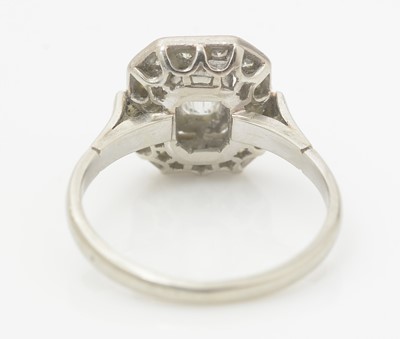 Lot 451 - A diamond cluster ring