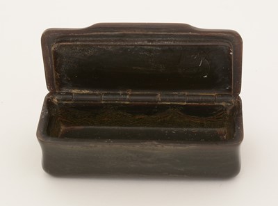 Lot 330 - A 19th Century horn snuff box.