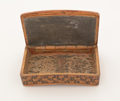 Lot 350 - An early 19th Century Mauchline ware snuff box.