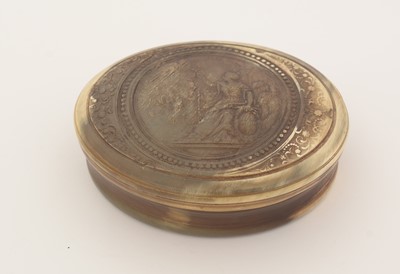 Lot 366 - An early 18th Century pressed horn tobacco box.