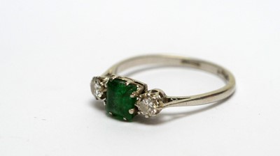 Lot 124 - An emerald and diamond ring