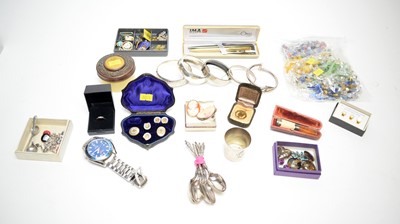 Lot 167 - A selection of jewellery and costume jewellery.