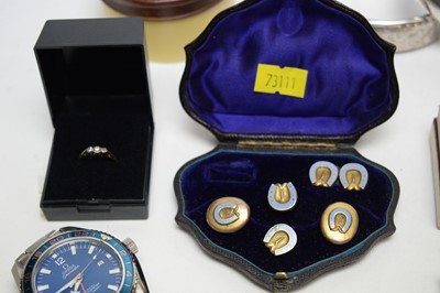 Lot 167 - A selection of jewellery and costume jewellery.