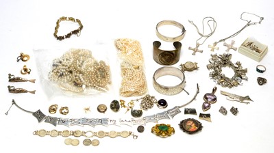 Lot 168 - A selection of silver and costume jewellery