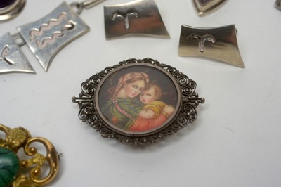 Lot 168 - A selection of silver and costume jewellery