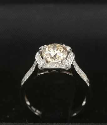 Lot 167 - A diamond cluster ring