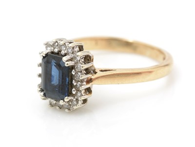 Lot 516 - A sapphire and diamond cluster ring