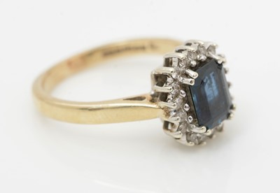 Lot 516 - A sapphire and diamond cluster ring