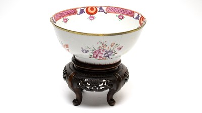 Lot 861 - Chinese export bowl and stand