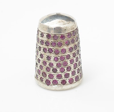 Lot 393 - A 20th Century silver gem-set thimble.