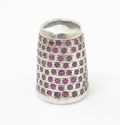 Lot 393 - A 20th Century silver gem-set thimble.