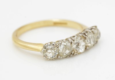 Lot 525 - A Victorian five stone diamond ring