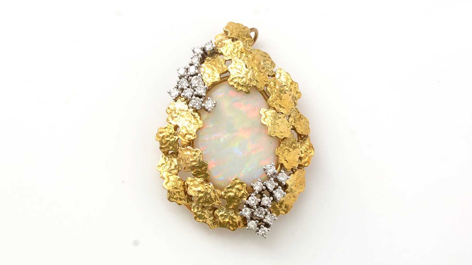 Lot 498 - An opal and diamond pendant/brooch