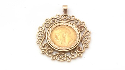 Lot 116 - A George V 1914 gold half sovereign, in a 9ct gold pendant mount