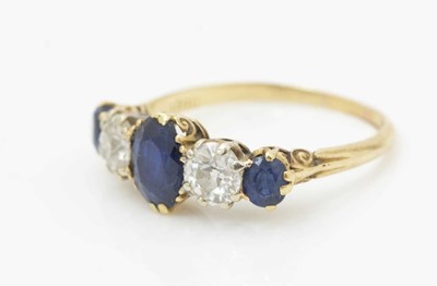 Lot 462 - A sapphire and diamond ring