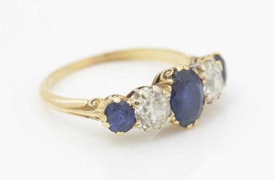 Lot 462 - A sapphire and diamond ring