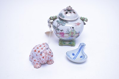 Lot 391 - A selection of decorative ceramics.