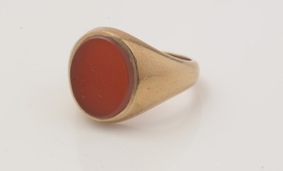 Lot 117 - A carnelian and 9ct gold signet ring