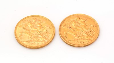 Lot 169 - Two Edward VII gold sovereigns, 1905 and 1907.
