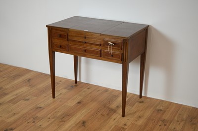 Lot 33 - A 20th Century French style marquetry poudreuse/dressing table