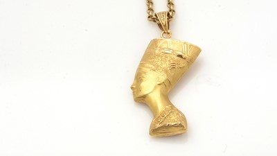 Lot 96 - A gold Queen Nefertiti pendant on chain