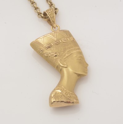 Lot 96 - A gold Queen Nefertiti pendant on chain
