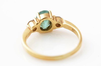 Lot 423 - An emerald and diamond ring