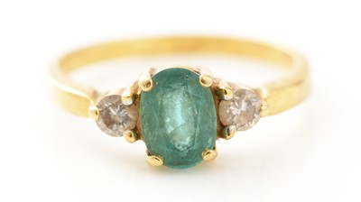 Lot 423 - An emerald and diamond ring