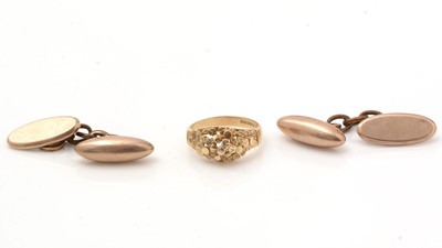 Lot 91 - A 9ct yellow gold ring; and a pair of 9ct yellow gold cufflinks