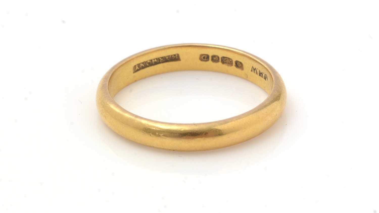 Lot 112 - A 22ct yellow gold wedding band