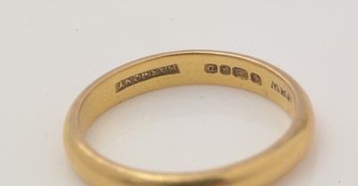 Lot 112 - A 22ct yellow gold wedding band