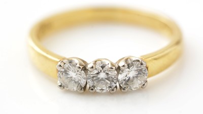 Lot 427 - A three-stone diamond ring