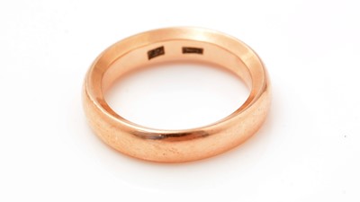 Lot 185 - A 9ct yellow gold wedding band.