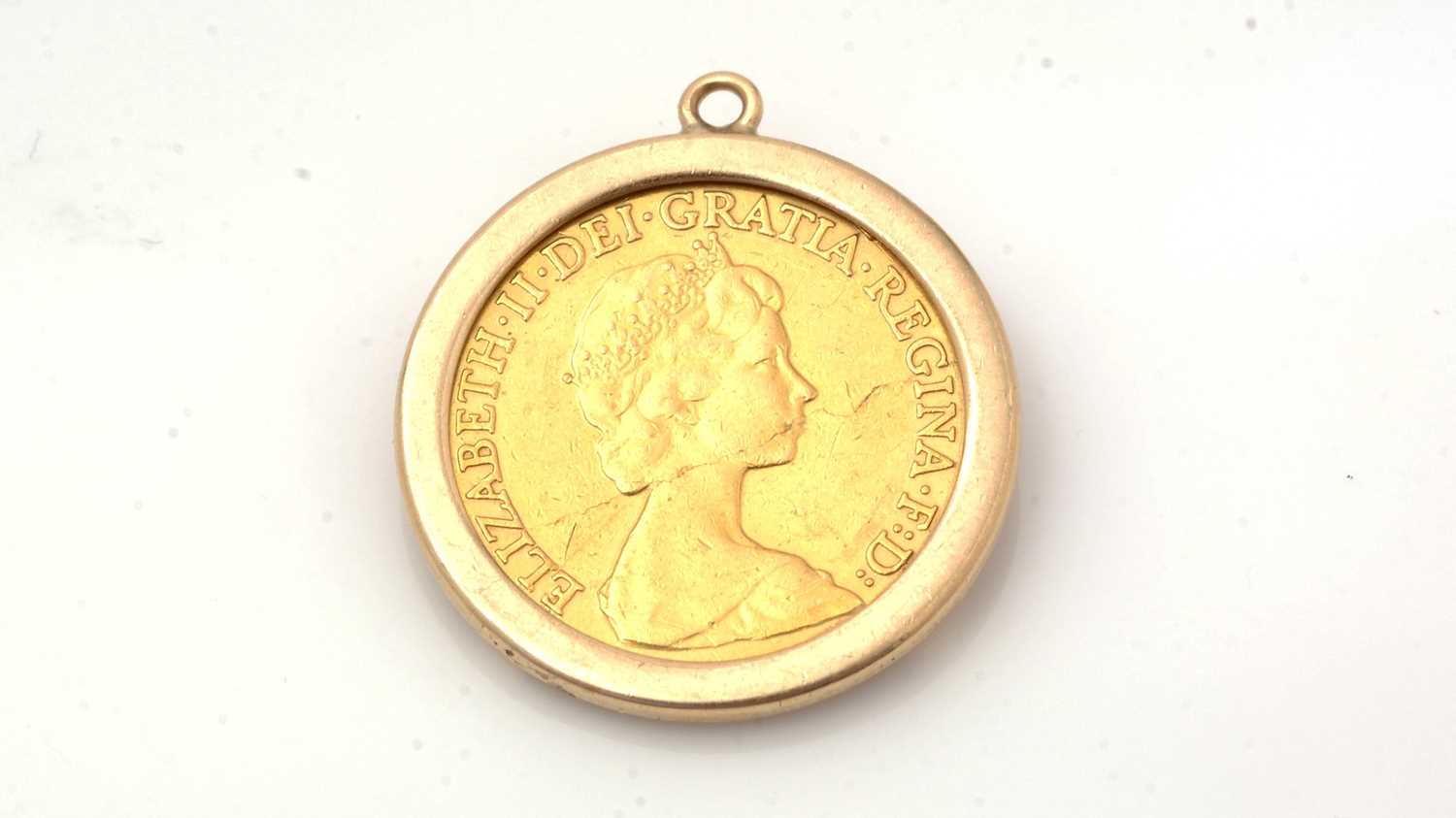 Lot 123 - An Elizabeth II gold half sovereign pendant