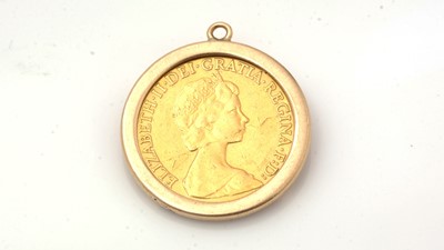 Lot 123 - An Elizabeth II gold half sovereign pendant