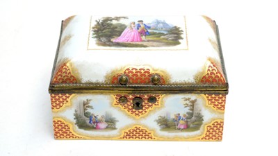 Lot 115 - French porcelain box with hinged cover